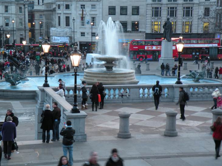  jeunes gens sur Trafalgar Square, à la tombée de la nuit